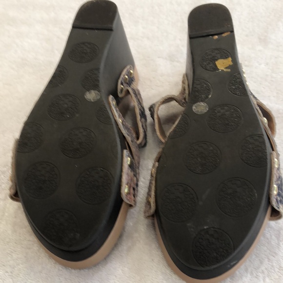 A VInce Camuto. Sandals - Picture 4 of 4